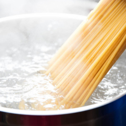 Reaproveite a água de cozimento do macarrão!